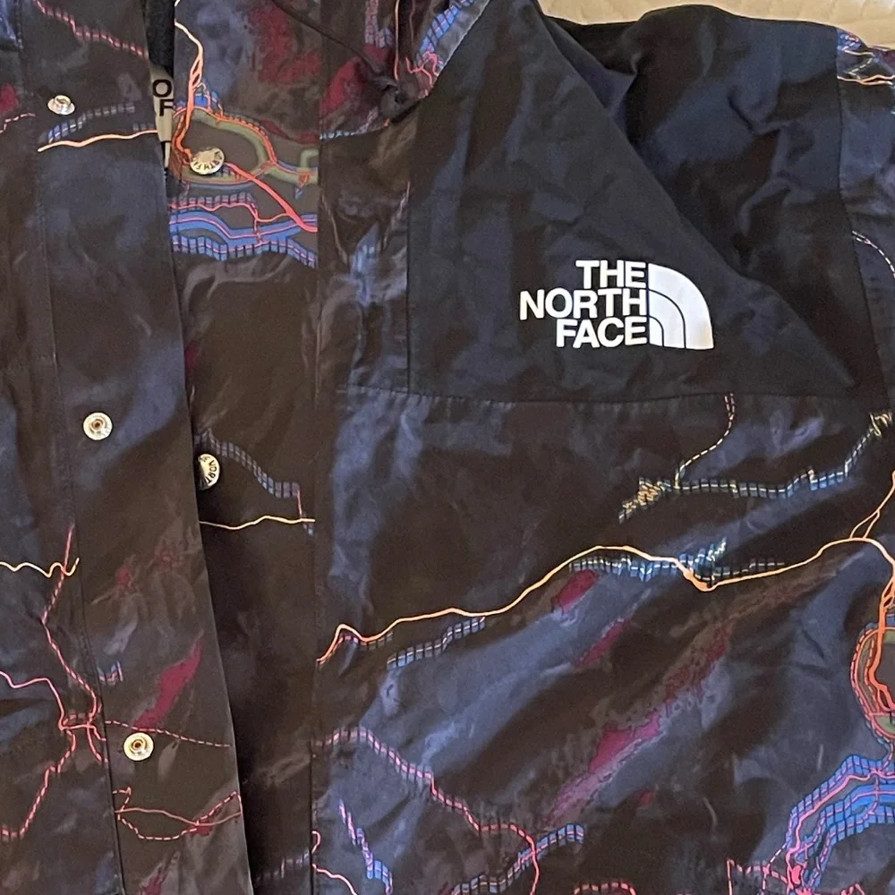 The North Face '86 Retro Mountain Jacket in the 'TNF Black Trail Glow Print'